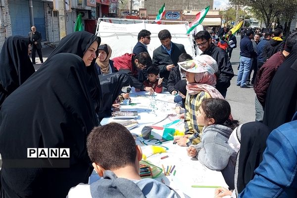 استقبال دانش‌آموزان از غرفه سازمان دانش‌آموزی استان زنجان