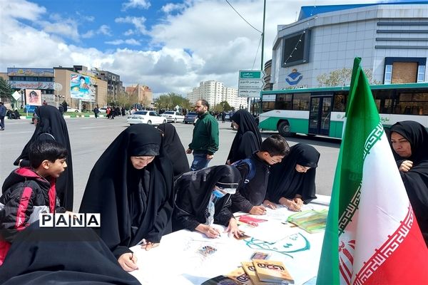 استقبال دانش‌آموزان از غرفه سازمان دانش‌آموزی استان زنجان