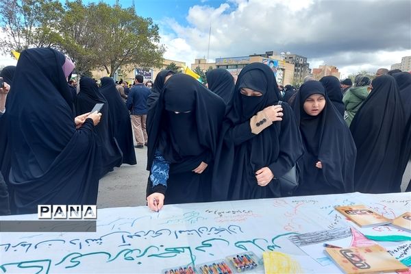 استقبال دانش‌آموزان از غرفه سازمان دانش‌آموزی استان زنجان