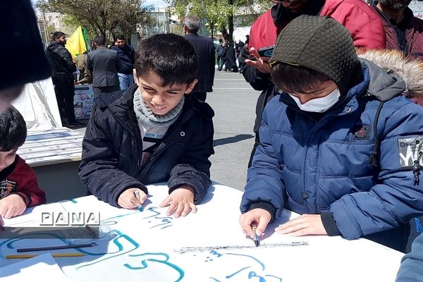 استقبال دانش‌آموزان از غرفه سازمان دانش‌آموزی استان زنجان