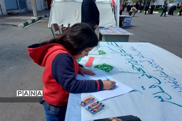 استقبال دانش‌آموزان از غرفه سازمان دانش‌آموزی استان زنجان