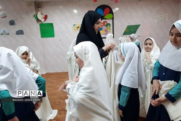 اجرای هماهنگ سرود روزه‌اولی‌ها در میان دانش‌آموزان نومکلف رودهن