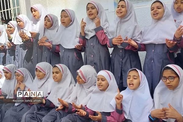 اجرای هماهنگ سرود روزه‌اولی‌ها در میان دانش‌آموزان نومکلف رودهن