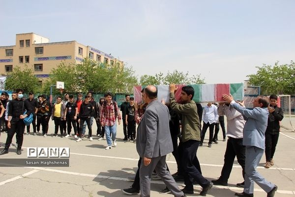 تجدید بیعت دانش‌آموزان شهرستان اسلامشهر با آرمان‌های شهدای هشت سال دفاع مقدس