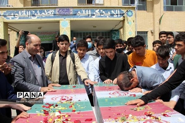 تجدید بیعت دانش‌آموزان شهرستان اسلامشهر با آرمان‌های شهدای هشت سال دفاع مقدس