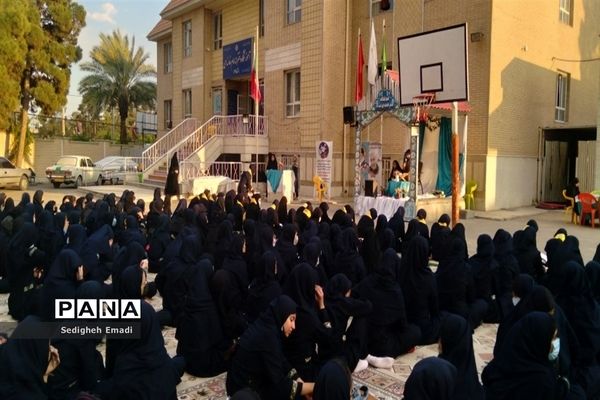 مراسم افطاری دانش‌آموزان شیرازی در آموزشگاه امام خامنه ای ناحیه ۴