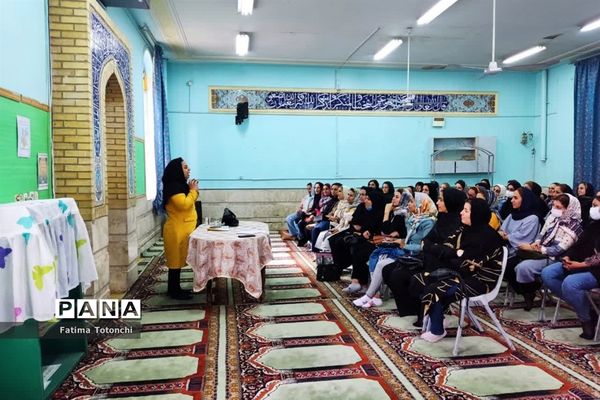 برگزاری کارگاه آموزش خانواده با موضوع پیشگیری از آسیب‌های فضای مجازی در دبستان بعثت ناحیه 3 شیراز