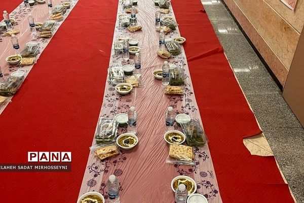 برگزاری مراسم افطاری دانش‌آموزی در دبستان دخترانه ایثار۳  فشافویه