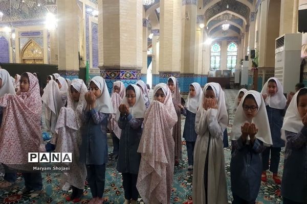 مراسم وداع با ماه رمضان دانش‌آموزان یزدی در امامزاده سید جعفر(ع)