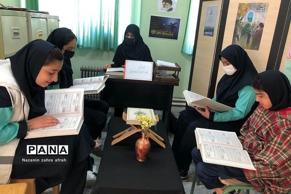 محفل انس با قرآن در مدارس متوسطه دخترانه رودهن در ماه رمضان