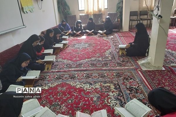 محفل انس با قرآن در مدارس متوسطه دخترانه رودهن در ماه رمضان