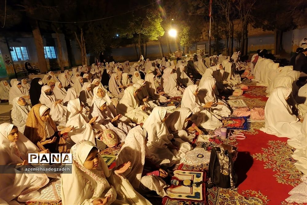ضیافت افطاری دانش‌آموزان روزه اولی مدرسه حضرت زینب(س) شهرستان خاتم