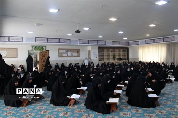 محفل انس با قرآن کریم با حضور برگزیدگان قرآنی دختر مدارس متوسطه ناحیه ۵