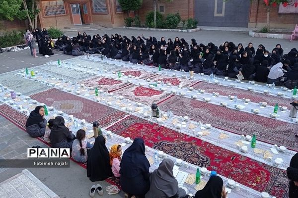 برگزاری افطاری دانش‌آموزی دبیرستان آیت‌الله ‌خامنه‌ای در بهارستان 2