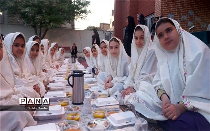 ضیافت افطاری دانش‌آموزان مدرسه مهدیه ۲‌ با هنرنمایی روزه‌اولی‌ها/ فیلم