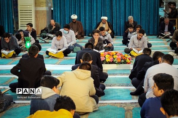 محفل دانش‌آموزی انس با قرآن در ارومیه