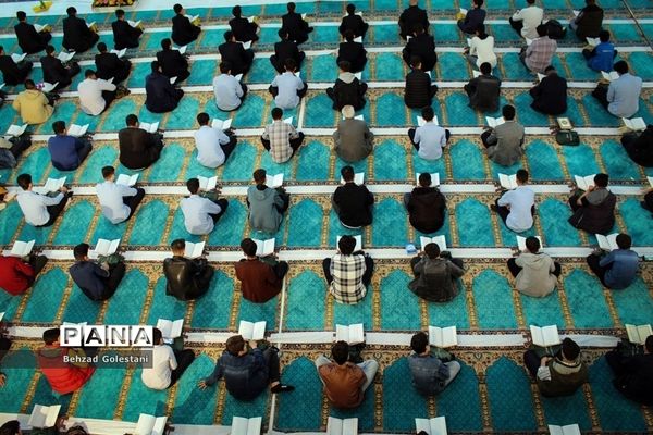 محفل دانش‌آموزی انس با قرآن در ارومیه