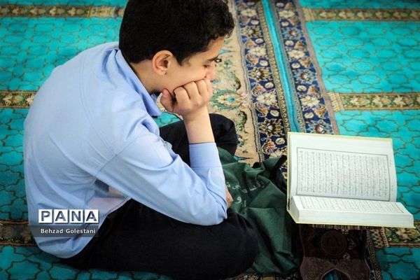 محفل دانش‌آموزی انس با قرآن در ارومیه