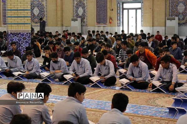 محفل بزرگ انس با قرآن کریم در ایلام