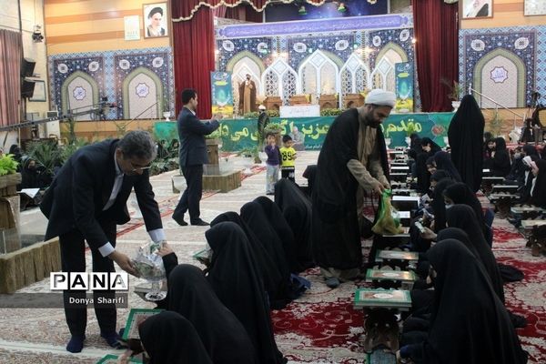 محفل دانش‌آموزی انس با قرآن کریم در بوشهر