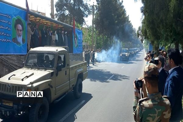 مراسم رژه نیروهای مسلح به مناسبت روز ارتش در شهرستان‌های آران و بیدگل و کاشان