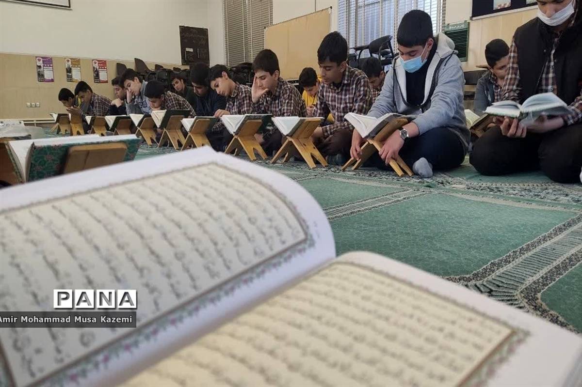 ضیافت افطاری و محفل انس با قرآن در دبیرستان شهید صادقی نایین