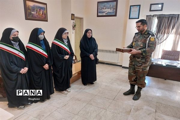 قدردانی از فرماندهان  کوی زینبیه توسط کادر آموزشگاهی دبیرستان شاهد حجاب منطقه ۱۳