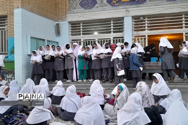 مراسم نماز جماعت و ضیافت افطاری و تقدیر از دانش‌آموزان برتر در مدرسه شیخ مفید