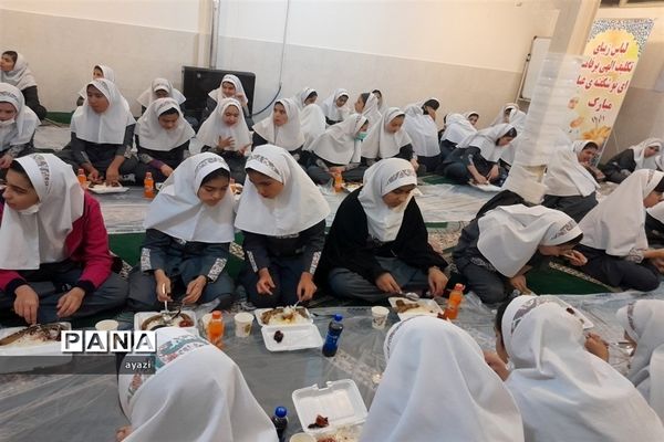 مراسم نماز جماعت و ضیافت افطاری و تقدیر از دانش‌آموزان برتر در مدرسه شیخ مفید