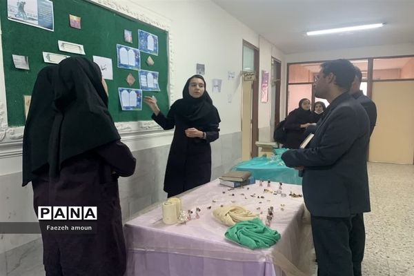 بازدید رئیس سمپاد یزد از غرفه‌های کنگره قرآنی دبیرستان دوره دوم فرزانگان یزد