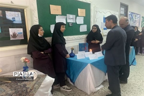 بازدید رئیس سمپاد یزد از غرفه‌های کنگره قرآنی دبیرستان دوره دوم فرزانگان یزد