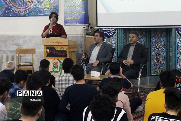 نشست تریبون آزاد دانش‌آموزی در دبیرستان شاهد جواد الائمه قم
