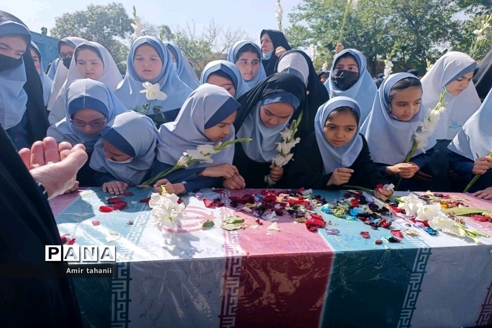 تشیع پیکر شهید گمنام در دبستان شاهد حضرت خدیجه( س) منطقه ۱۸