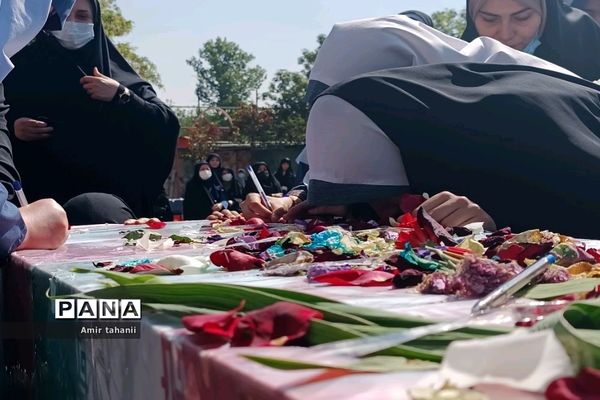 تشیع پیکر شهید گمنام در دبستان شاهد حضرت خدیجه( س) منطقه ۱۸