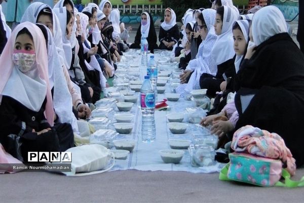 افطاری صمیمی دختران دانش آموز منطقه۹