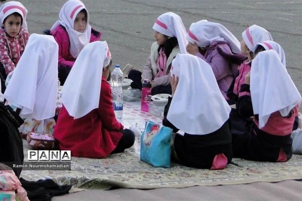 افطاری صمیمی دختران دانش آموز منطقه۹