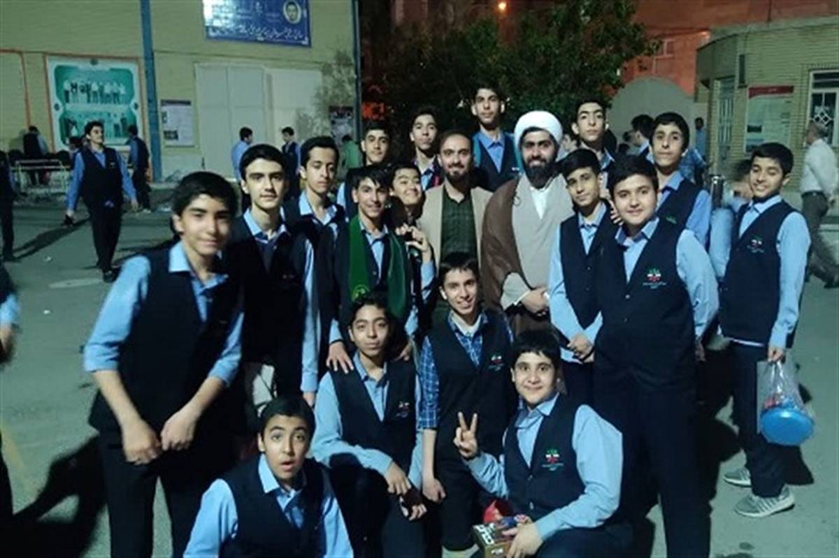 مراسم شبی در مدرسه با حضور دانش‌آموزان دبیرستان تیزهوشان میری قم