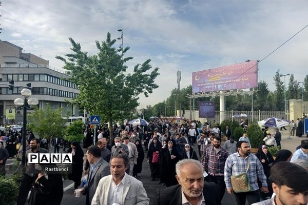 اقامه نماز عید فطر به امامت مقام معظم رهبری