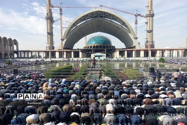 اقامه نماز عید فطر به امامت مقام معظم رهبری