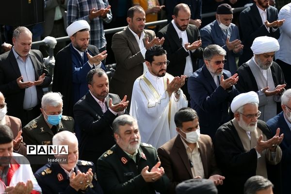 نماز عید سعید فطر به امامت رهبر انقلاب اسلامی در مصلای تهران