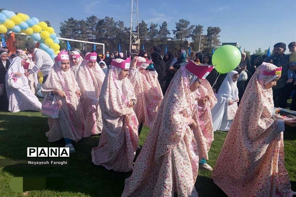 حضور پر شور کودکان دهه نودی در نماز عید سعید فطر آباده