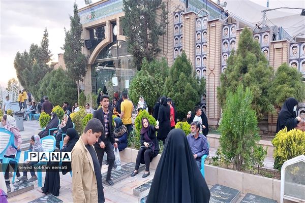 تجدید پیمان مردم غیور ایران در روز عید فطر با سردار سلیمانی و دیگر شهدا