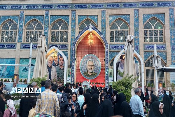 تجدید پیمان مردم غیور ایران در روز عید فطر با سردار سلیمانی و دیگر شهدا