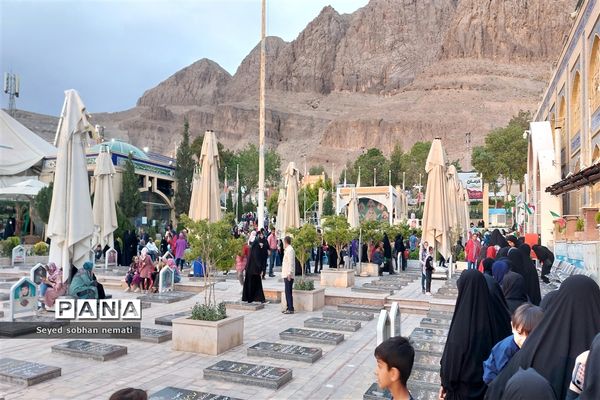 تجدید پیمان مردم غیور ایران در روز عید فطر با سردار سلیمانی و دیگر شهدا