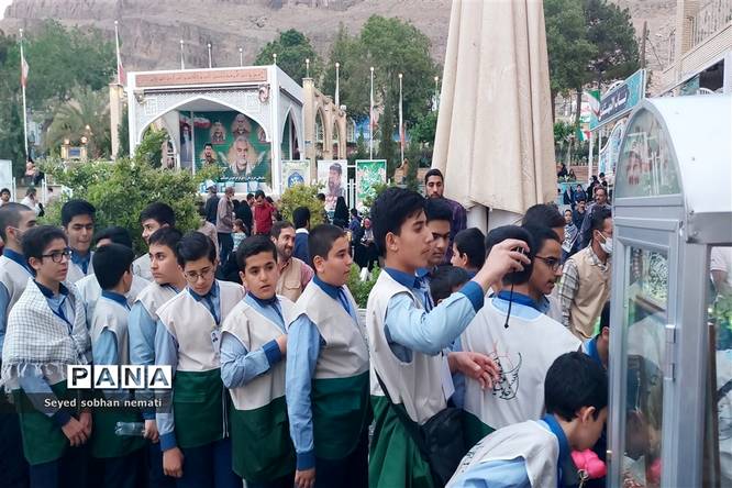 تجدید پیمان مردم غیور ایران در روز عید فطر با سردار سلیمانی و دیگر شهدا