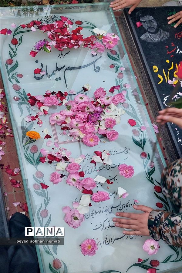 تجدید پیمان مردم غیور ایران در روز عید فطر با سردار سلیمانی و دیگر شهدا