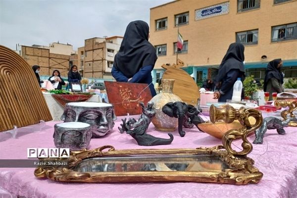 برپایی بازارچه کار و فن‌آوری در مدرسه بیتا قبائیان فرون‌آباد