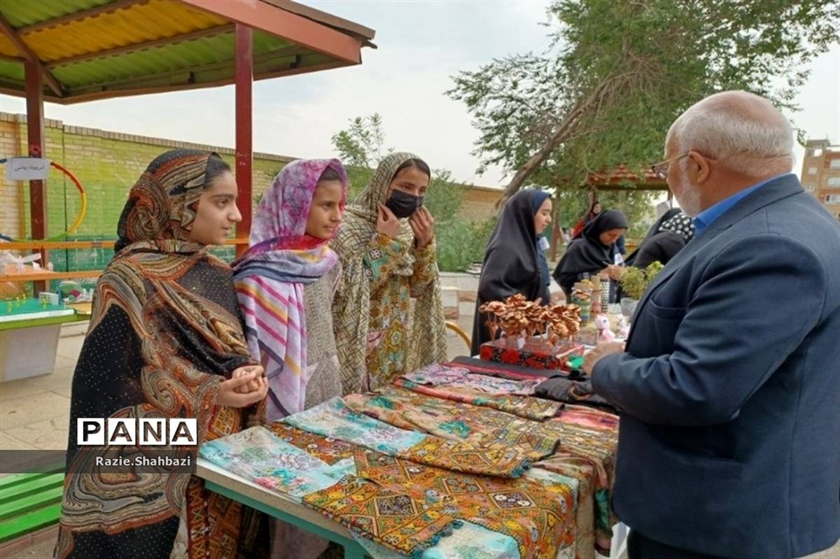 برپایی بازارچه کار و فن‌آوری در مدرسه بیتا قبائیان فرون‌آباد