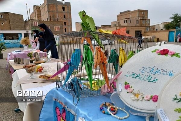 برپایی بازارچه کار و فن‌آوری در مدرسه بیتا قبائیان فرون‌آباد