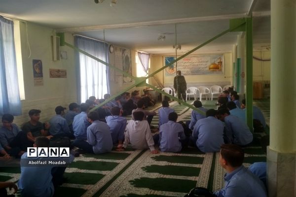 کلاس آموزشی عملی اسلحه‌شناسی در دبیرستان نمونه آیت الله خامنه‌ای کاشمر